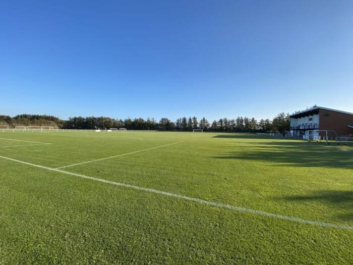 Treningen foregår på veldig fine naturgressbaner