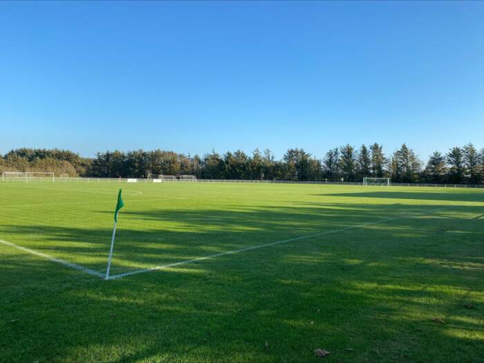 Fotballbanene ligger i kort gangavstand fra overnattingsstedet ditt