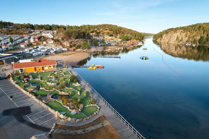 Vakkert beliggende ved sjøen