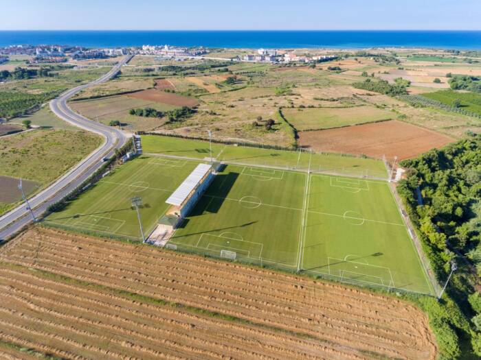 Kvalitetsbaner for intensive fotballøkter – bare en kort transfer fra hotelle