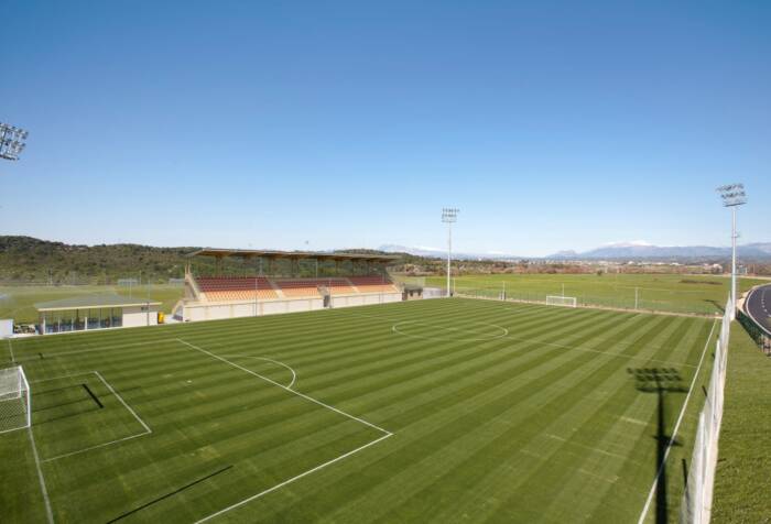 Trening på naturgress – med mulighet for to økter, treningskamp og lokal støtte på stedet