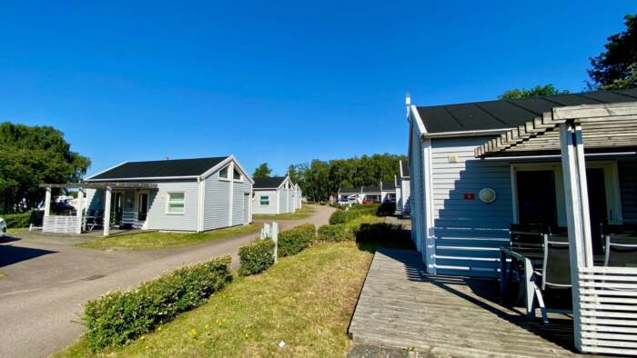 Dere bor i flotte 5-sengshytter på fine First Camp Råå Vallar