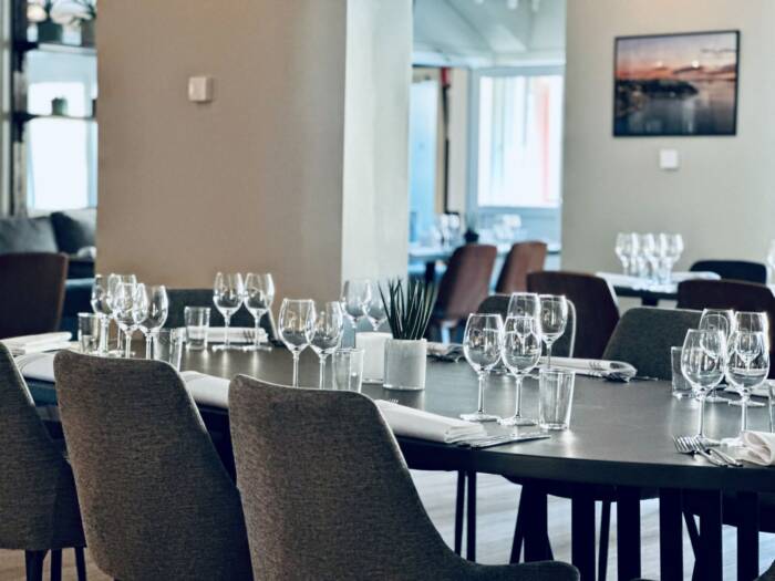 Alle måltider serveres i den moderne restauranten