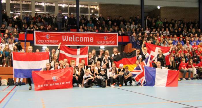 Fulle tribuner og en stemningsfull åpningsseremoni – cupstemningen starter med én gang!