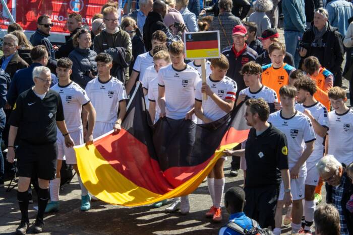 Åpningsseremoni med flagg og musikk – startskuddet for en helg fylt med fotball og fest