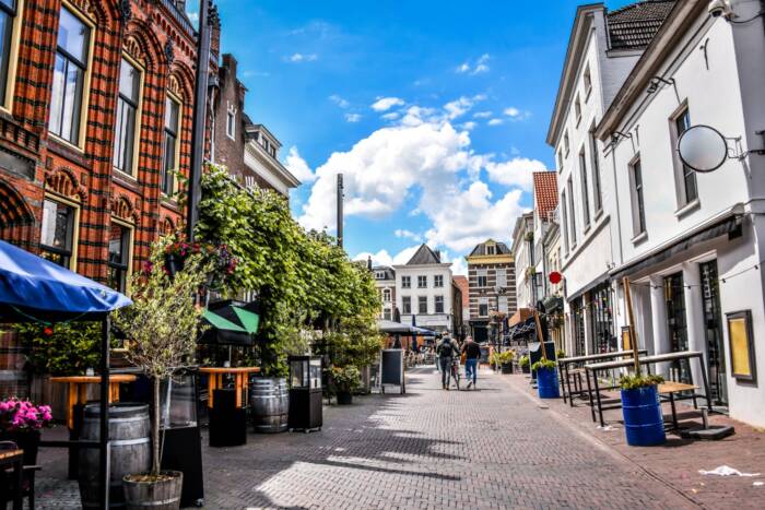 Arnhem – en sjarmerende nederlandsk by med livlige gater og koselige kafeer som skaper perfekte rammer for ekte cupstemning.